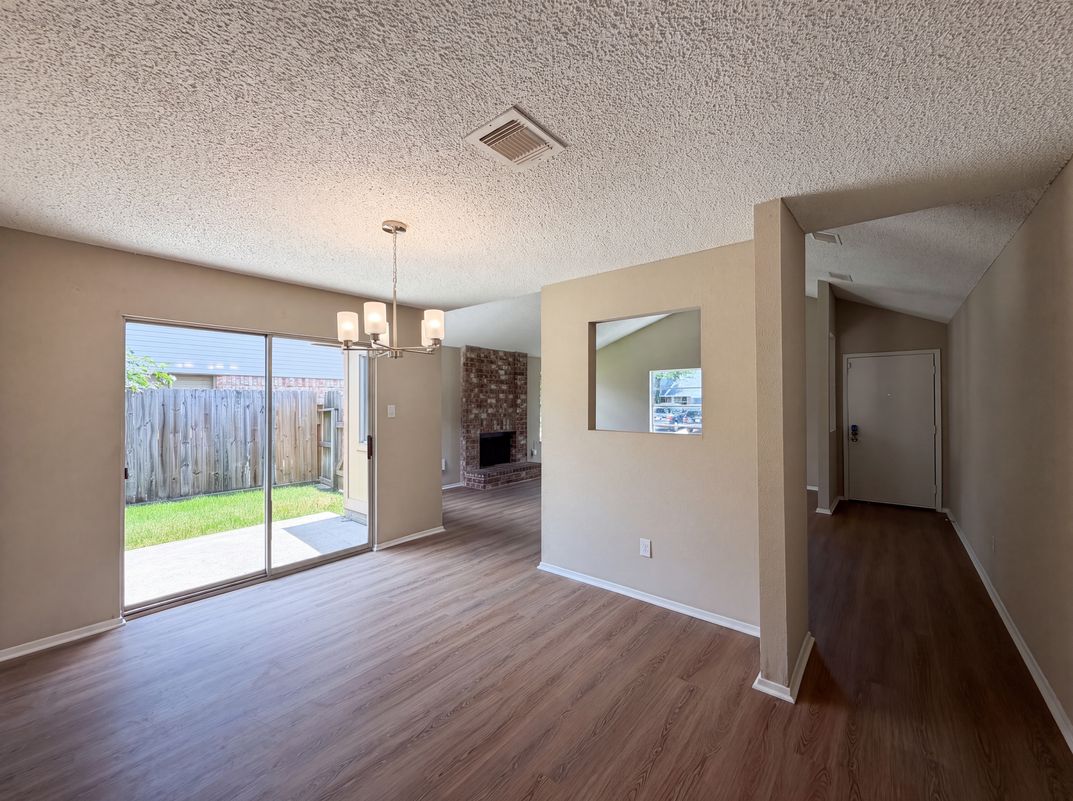 Photo 9 of 17 of 5602 Briarwood Forest Dr, Houston, TX