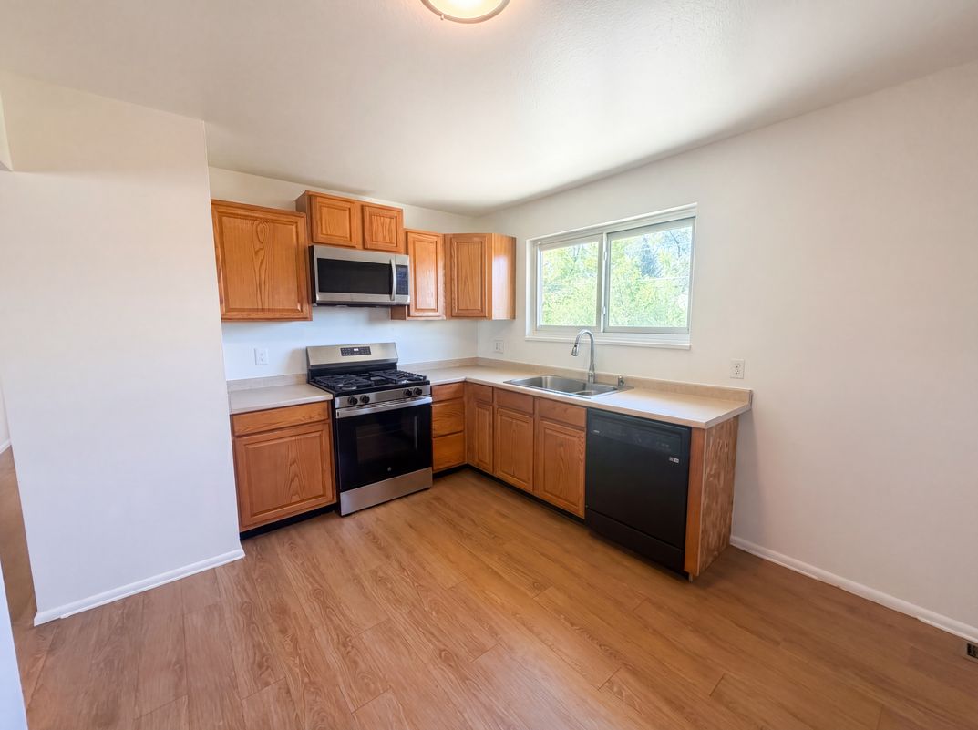 Property photo 2 of 1902 E 116th Pl