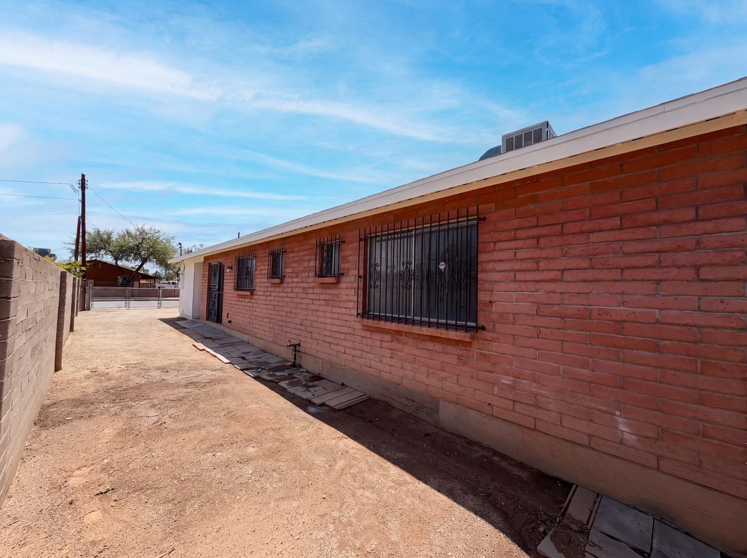 Photo 5 of 15 of 402 W District St, Tucson, AZ