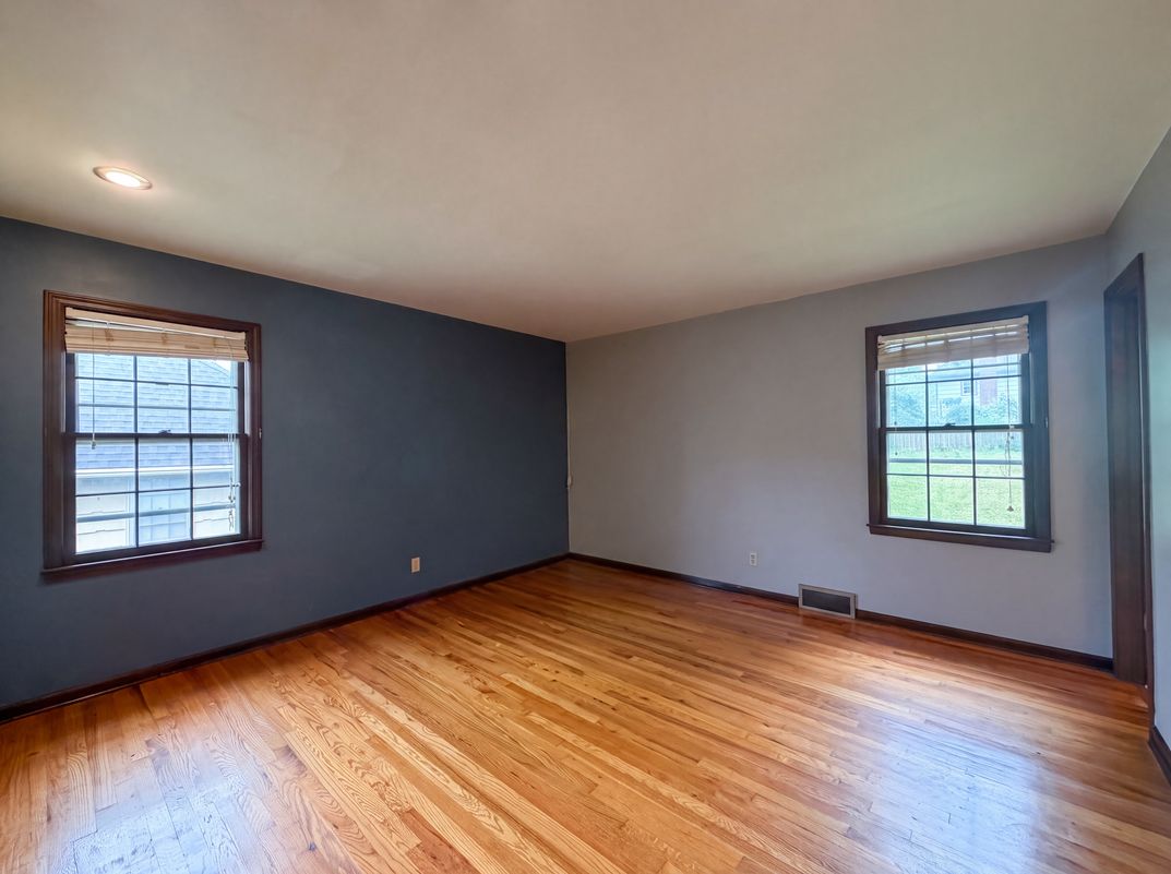 Photo 20 of 27 of 6916 N Overland Dr, Kansas City, MO