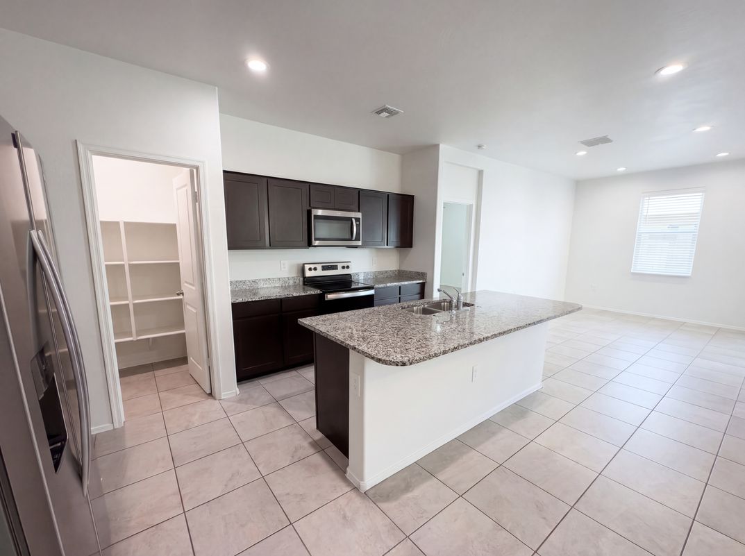 Property photo 2 of 18616 W Desert Hollow Dr