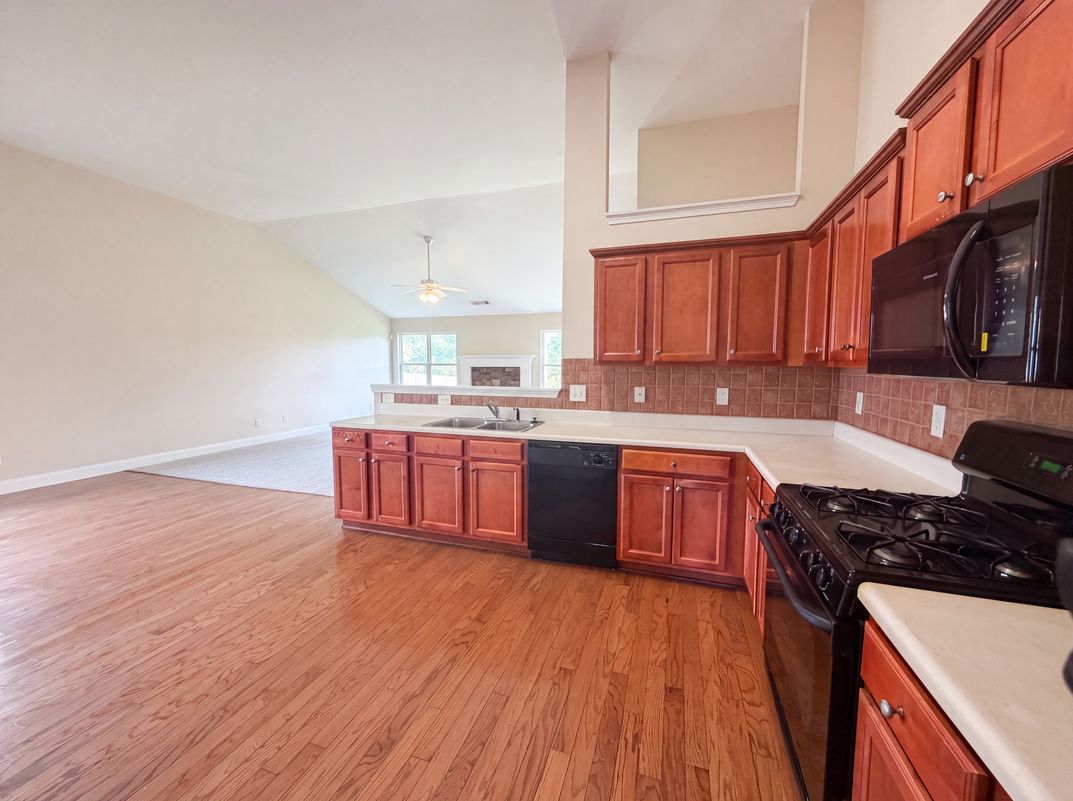 Photo 8 of 17 of 453 Castle Top Ln, Lawrenceville, GA