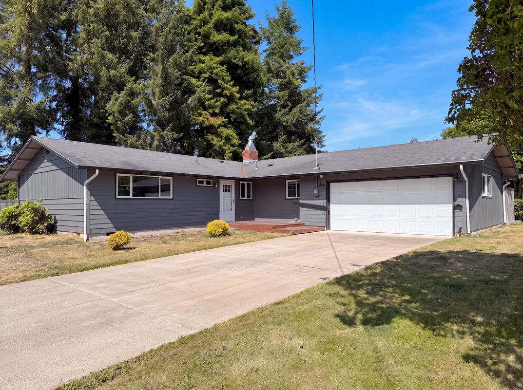 Photo 21 of 24 of 3010 Country Club Dr, Reedsport, OR