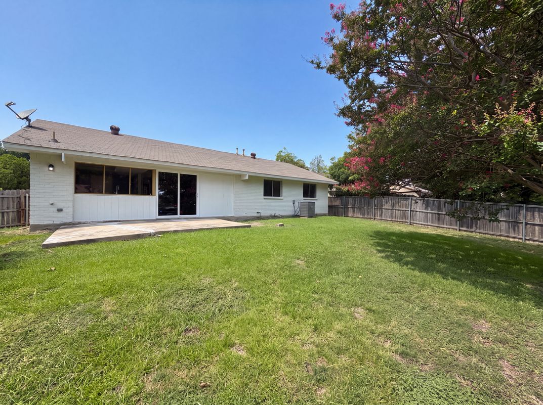 Photo 5 of 18 of 414 Meadowhill Dr, Garland, TX