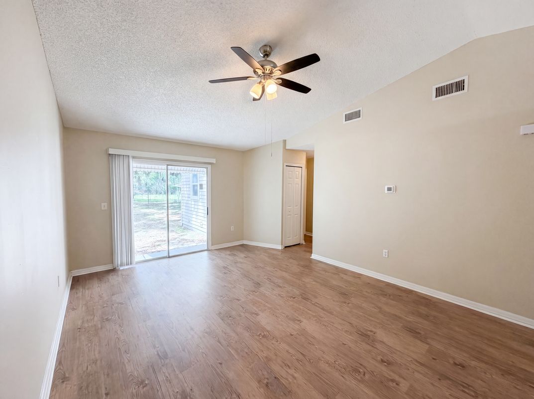 Photo 11 of 24 of 2715 Lorraine Dr, Leesburg, FL