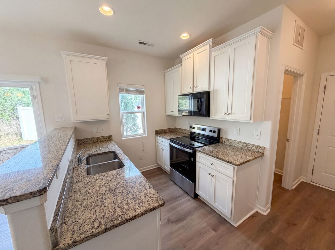 Photo 9 of 25 of 8321 Candlenut Ln, Charlotte, NC