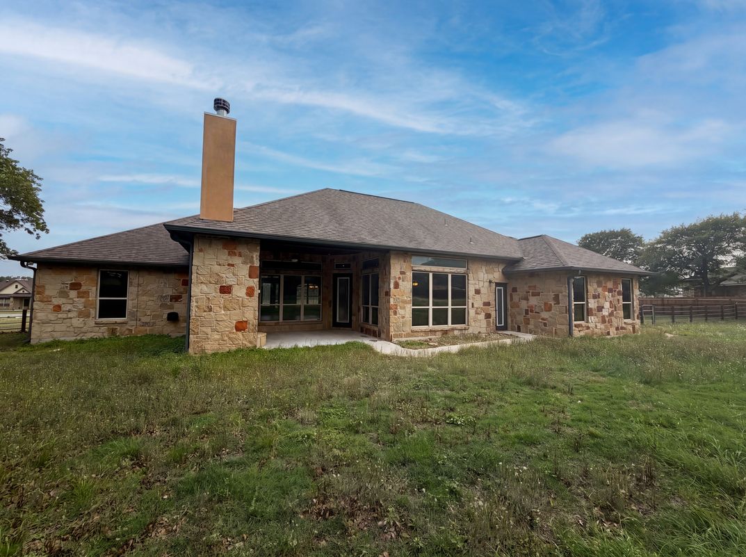 Photo 5 of 16 of 105 E Eden Vly, Adkins, TX