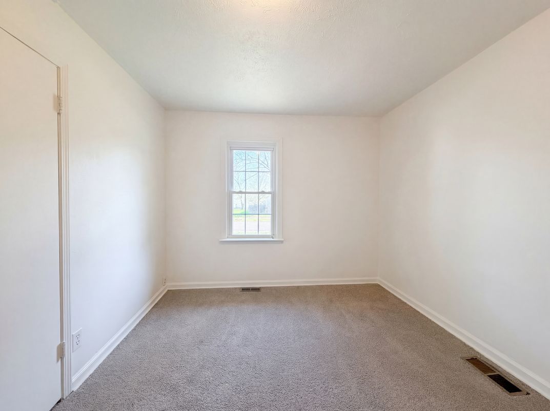 Photo 4 of 17 of 410 B St, Belton, MO