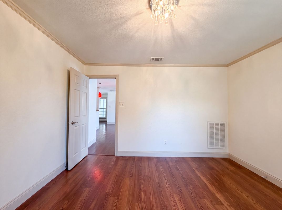 Photo 8 of 22 of 6315 Meadow Glen Dr, Arlington, TX