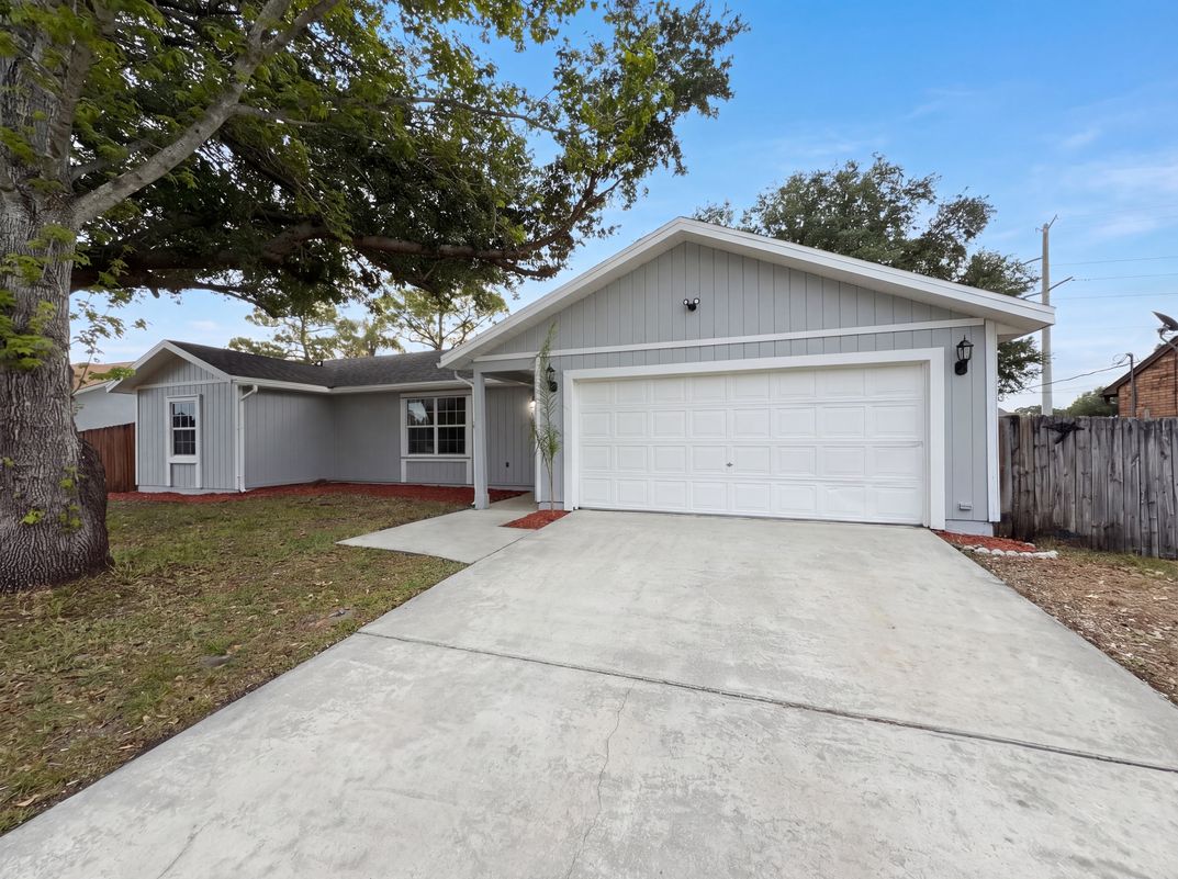 Photo 8 of 24 of 967 Lamplighter Dr NW, Palm Bay, FL