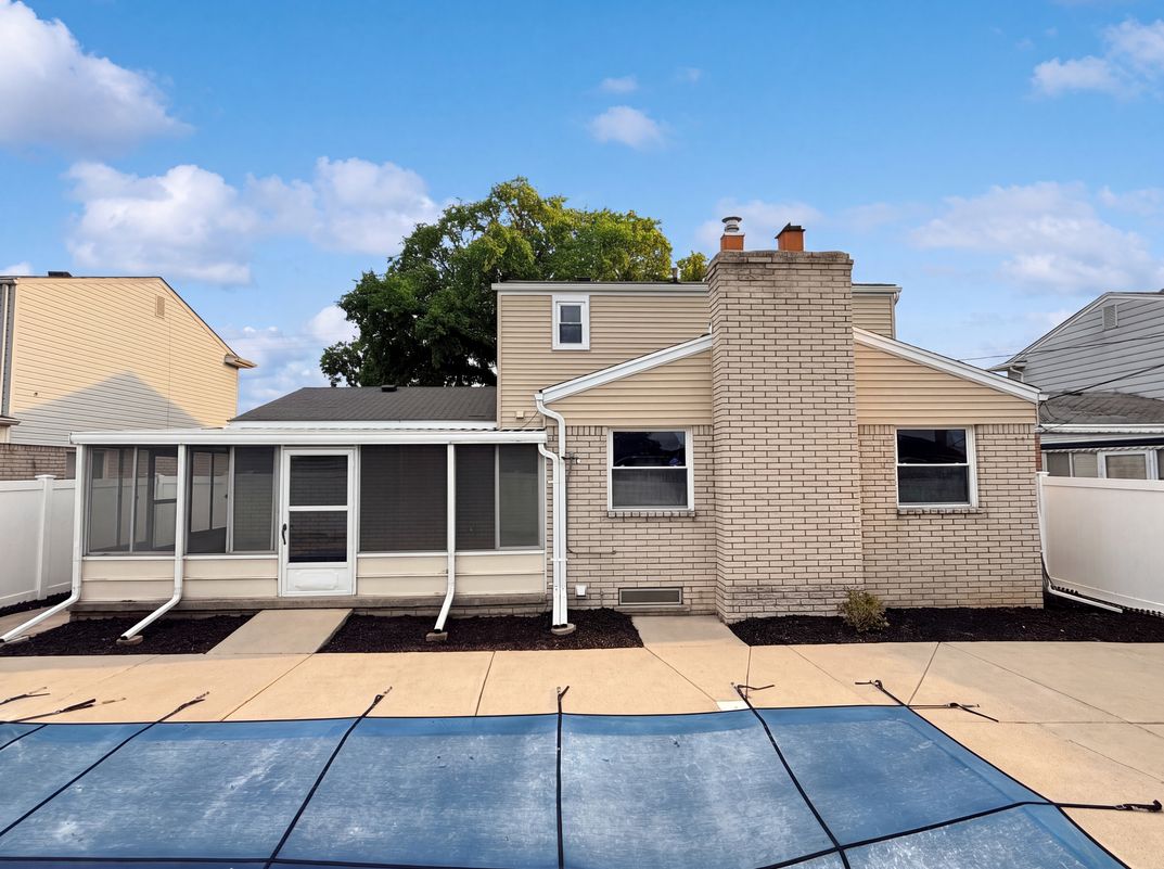 Photo 5 of 19 of 14729 Moran Rd, Allen Park, MI