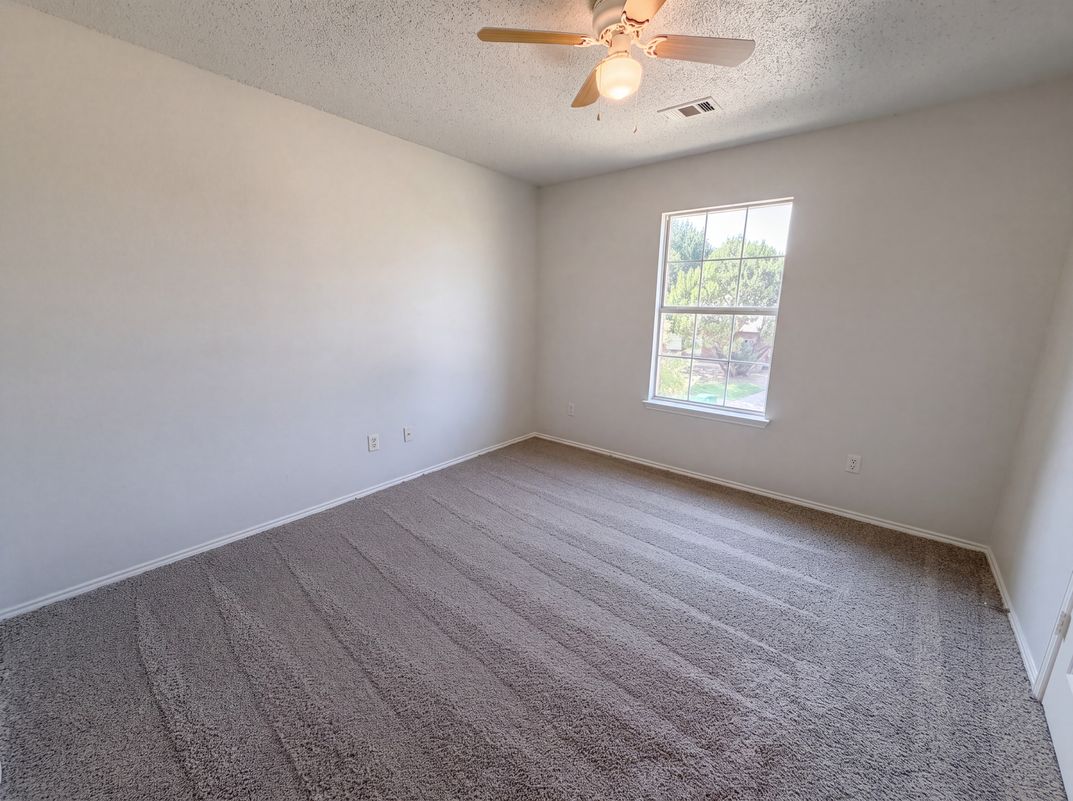 Photo 13 of 20 of 448 N Waterford Oaks Dr, Cedar Hill, TX