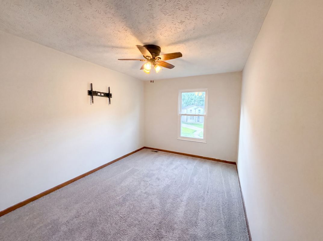 Photo 11 of 21 of 654 Diamond Cir, Ravenna, OH