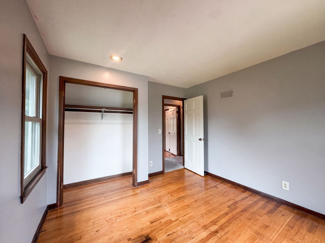 Photo 14 of 27 of 6916 N Overland Dr, Kansas City, MO