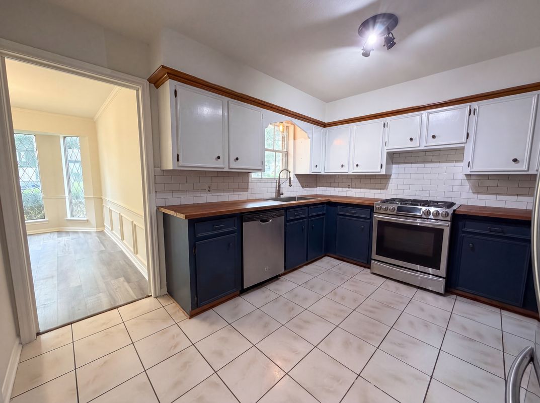 Photo 2 of 23 of 17518 Rustington Dr, Spring, TX