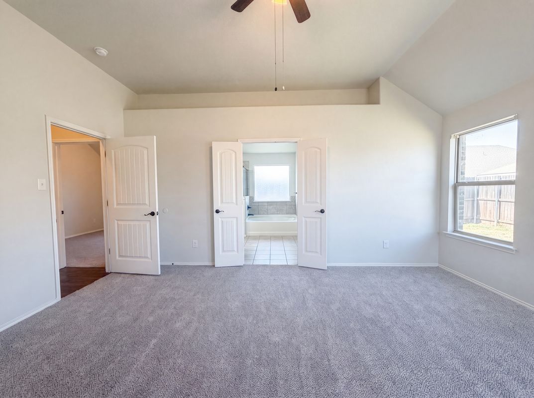 Photo 4 of 21 of 11920 Hassop Ln, Burleson, TX
