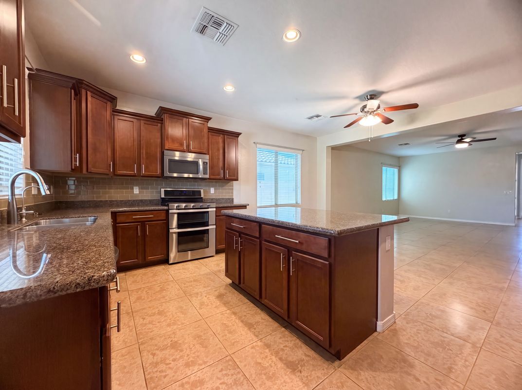 Photo 8 of 18 of 875 W Ayrshire Trl, San Tan Valley, AZ