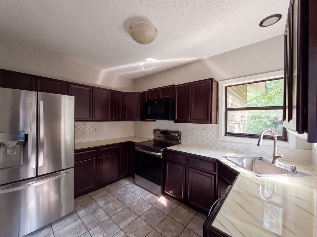 Photo 6 of 16 of 5844 Waters Edge Dr, Fayetteville, NC