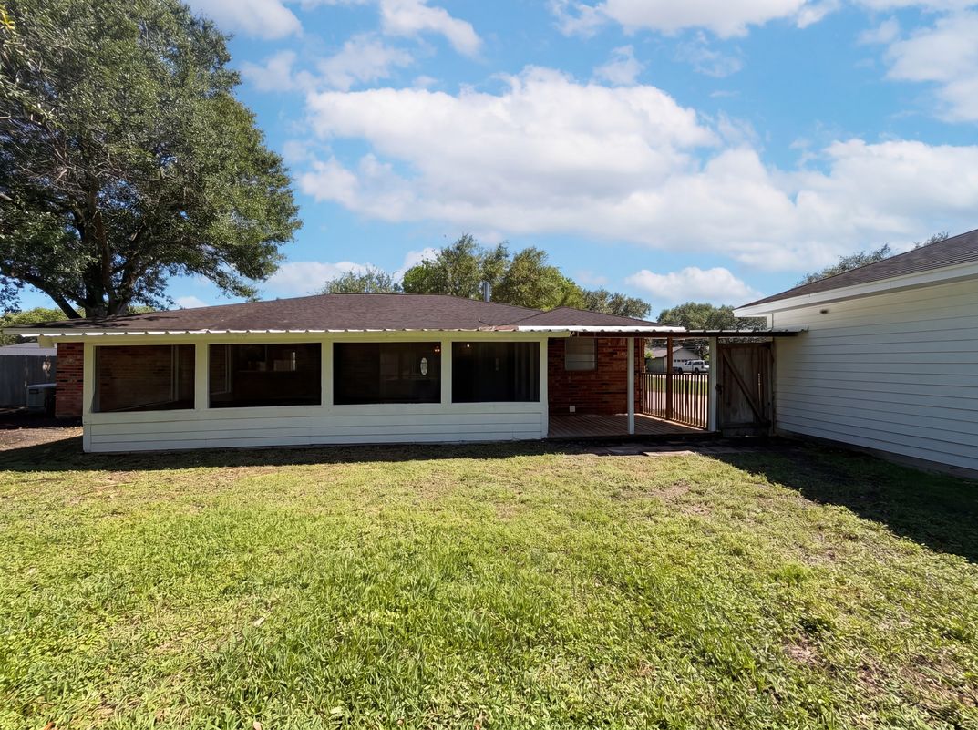 Photo 5 of 18 of 5917 Raza Rd, Pearland, TX