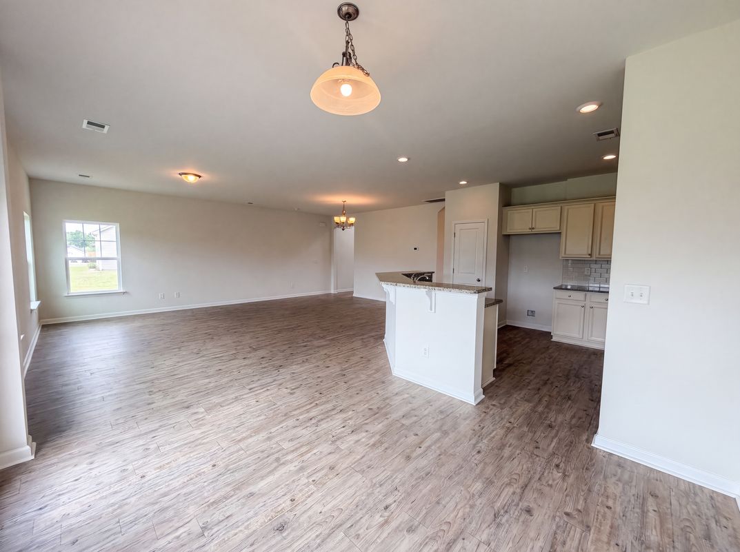 Property photo 3 of 747 Redbud Ln