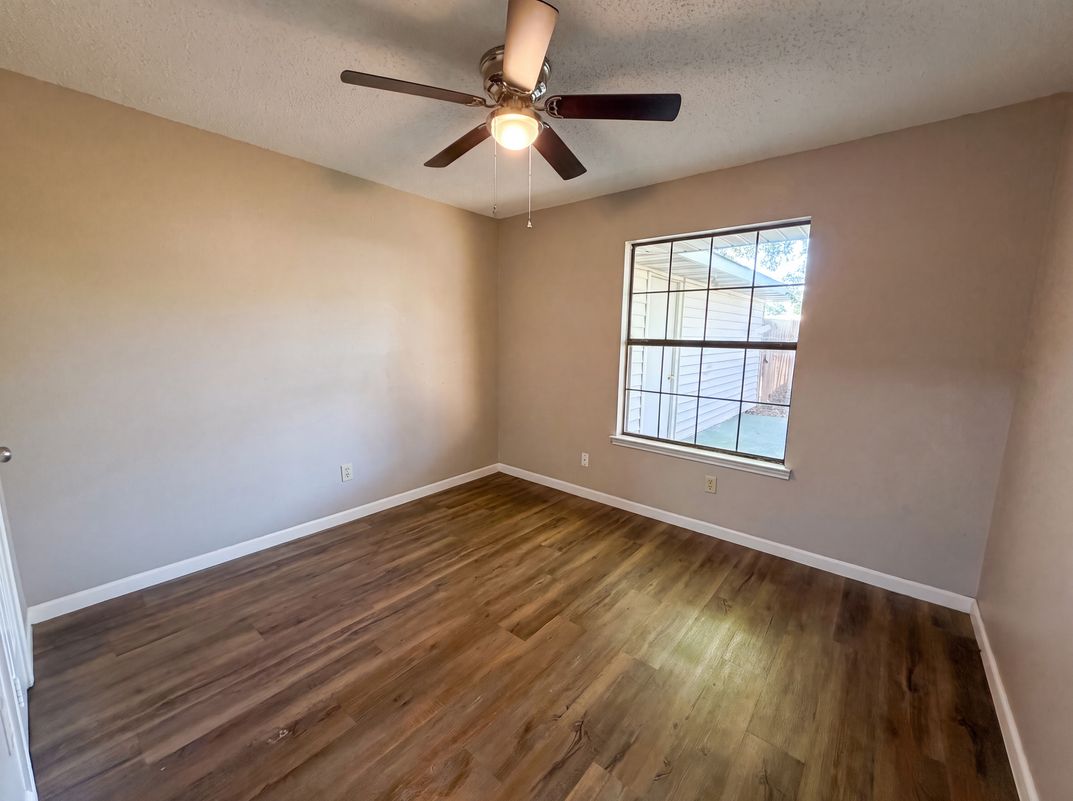 Photo 10 of 17 of 1503 Curtis Ln, Cedar Hill, TX