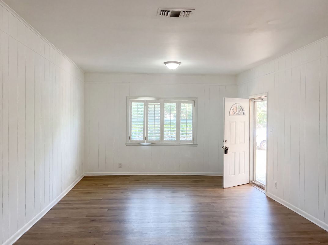 Photo 3 of 20 of 421 N 3rd St, Jacksboro, TX