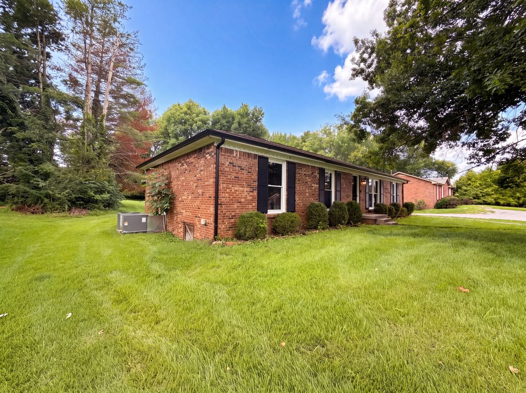 Photo 15 of 18 of 330 Harold Dr, Clarksville, TN