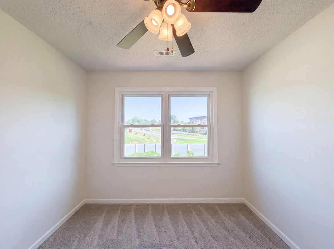 Photo 4 of 22 of 889 Salem Pointe Ln, Winston Salem, NC