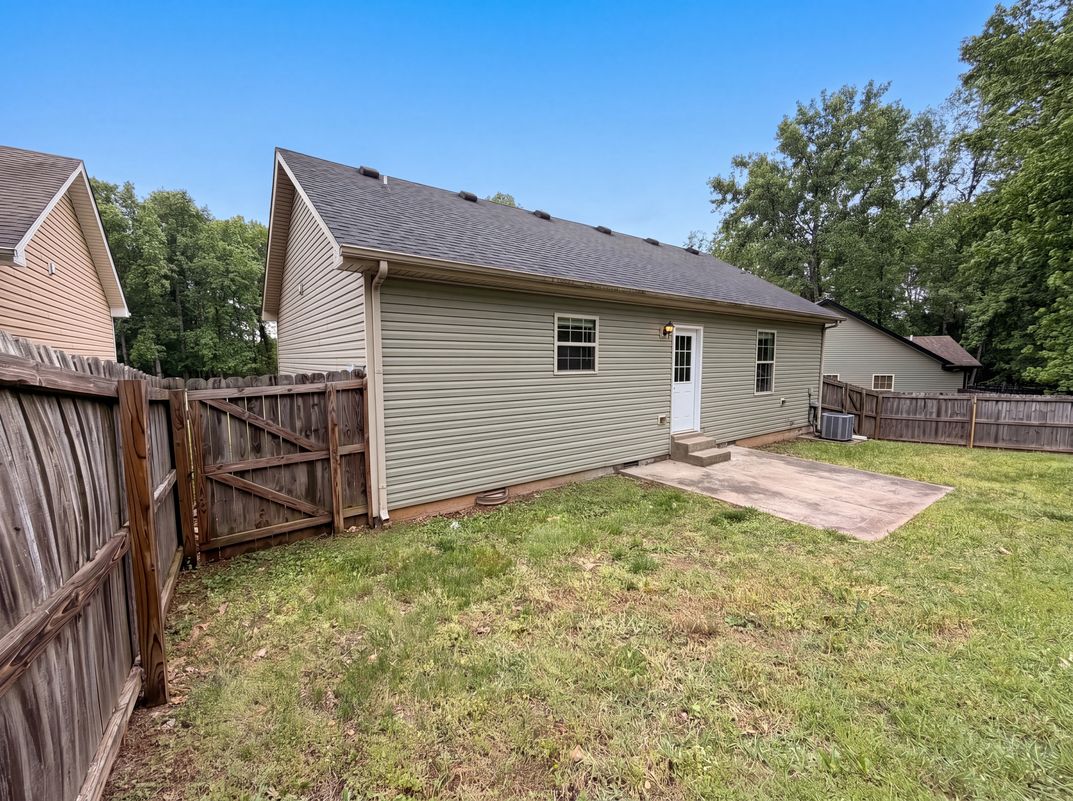 Photo 16 of 19 of 741 Inver Ln, Clarksville, TN