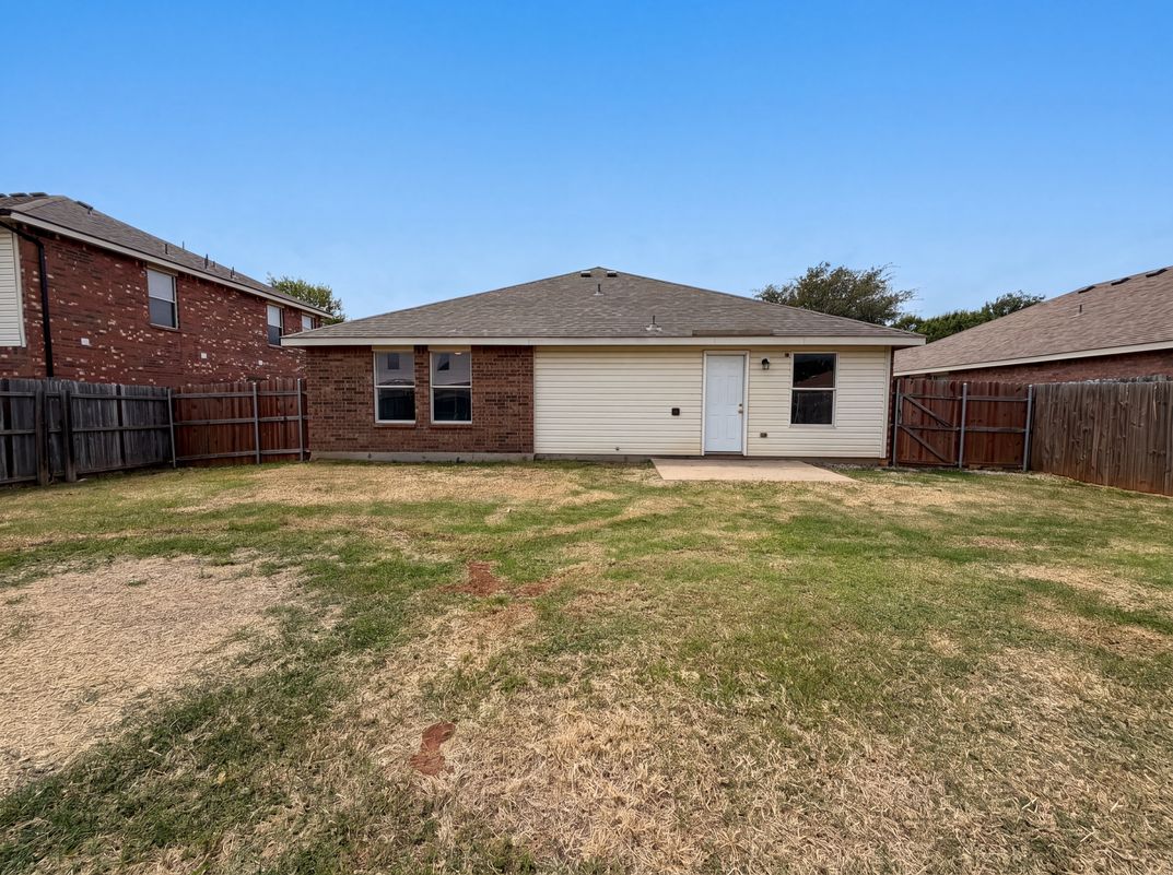 Photo 5 of 17 of 1120 Beaverwood Ln, Crowley, TX