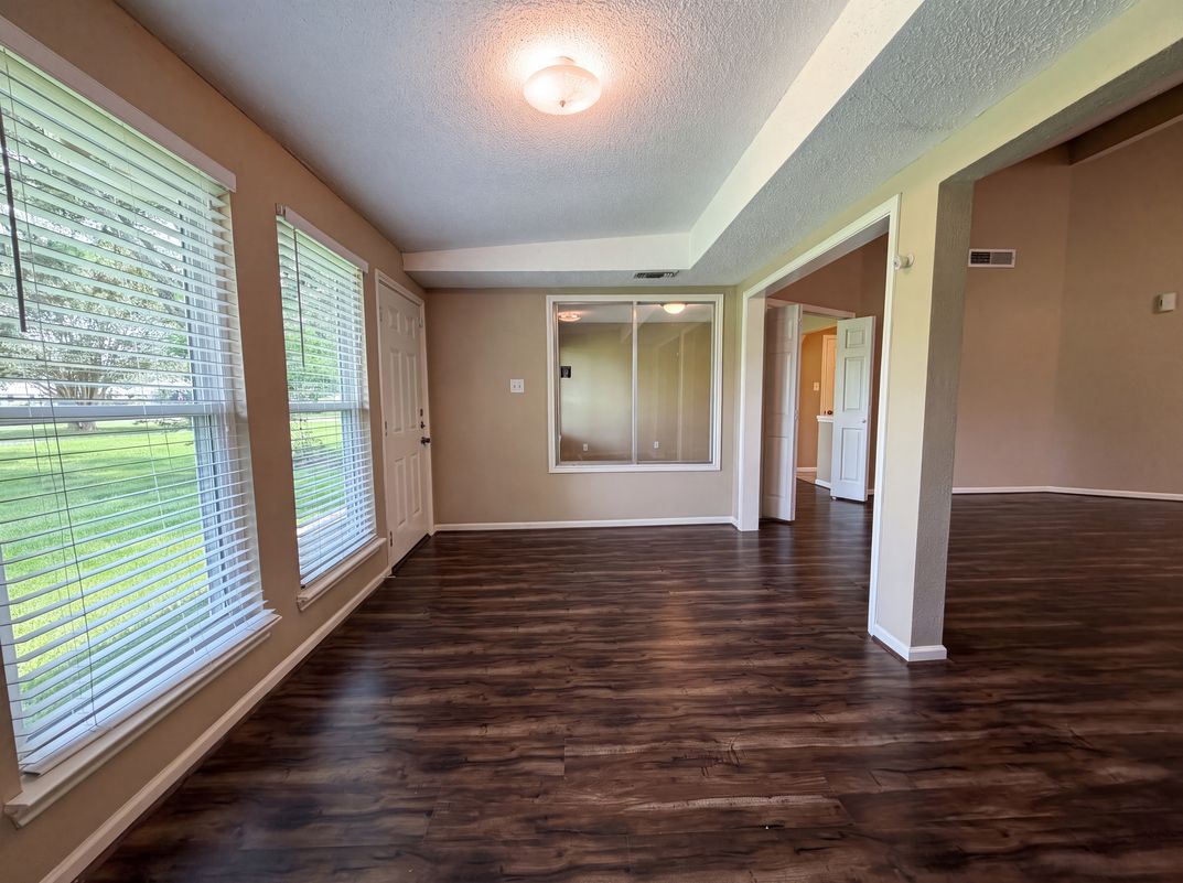 Photo 10 of 15 of 643 E Country Grove Cir, Pearland, TX