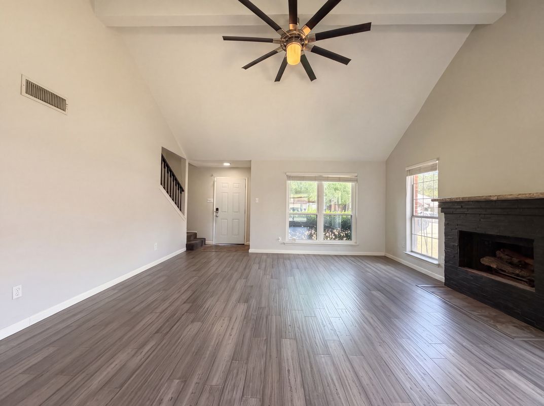 Photo 7 of 19 of 2831 Red Oak Dr, Grand Prairie, TX