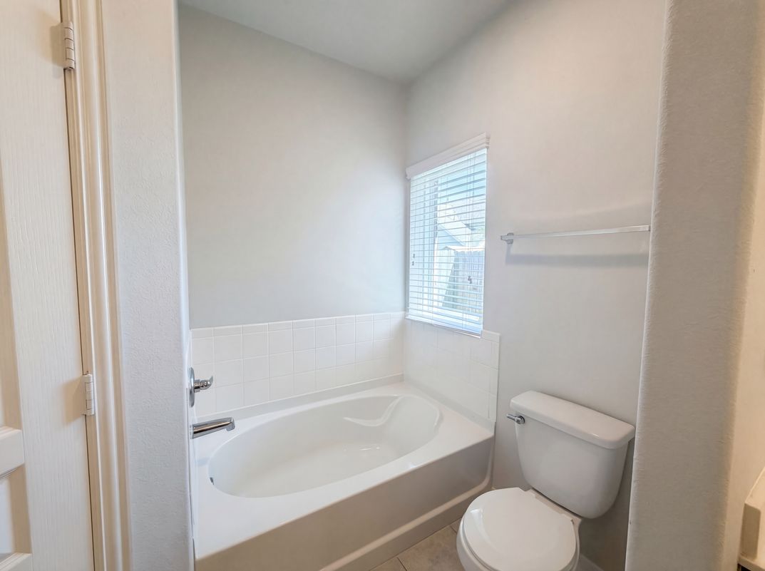 Photo 6 of 23 of 1038 Cash St, Alvin, TX