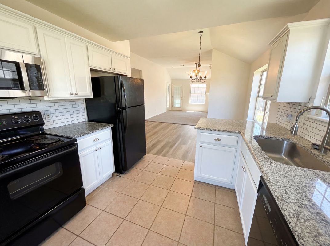 Photo 2 of 18 of 504 Woodbriar, Noble, OK