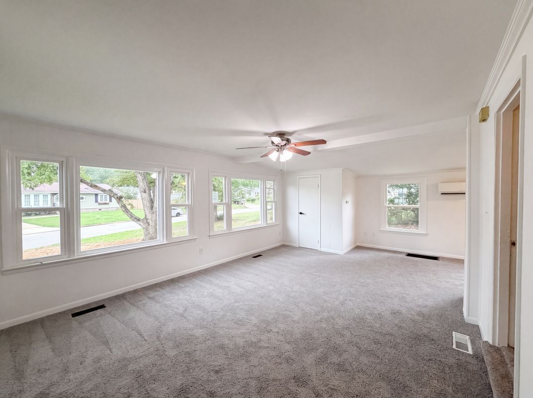 Photo 9 of 32 of 13512 Fitzhugh Ln, Woodbridge, VA