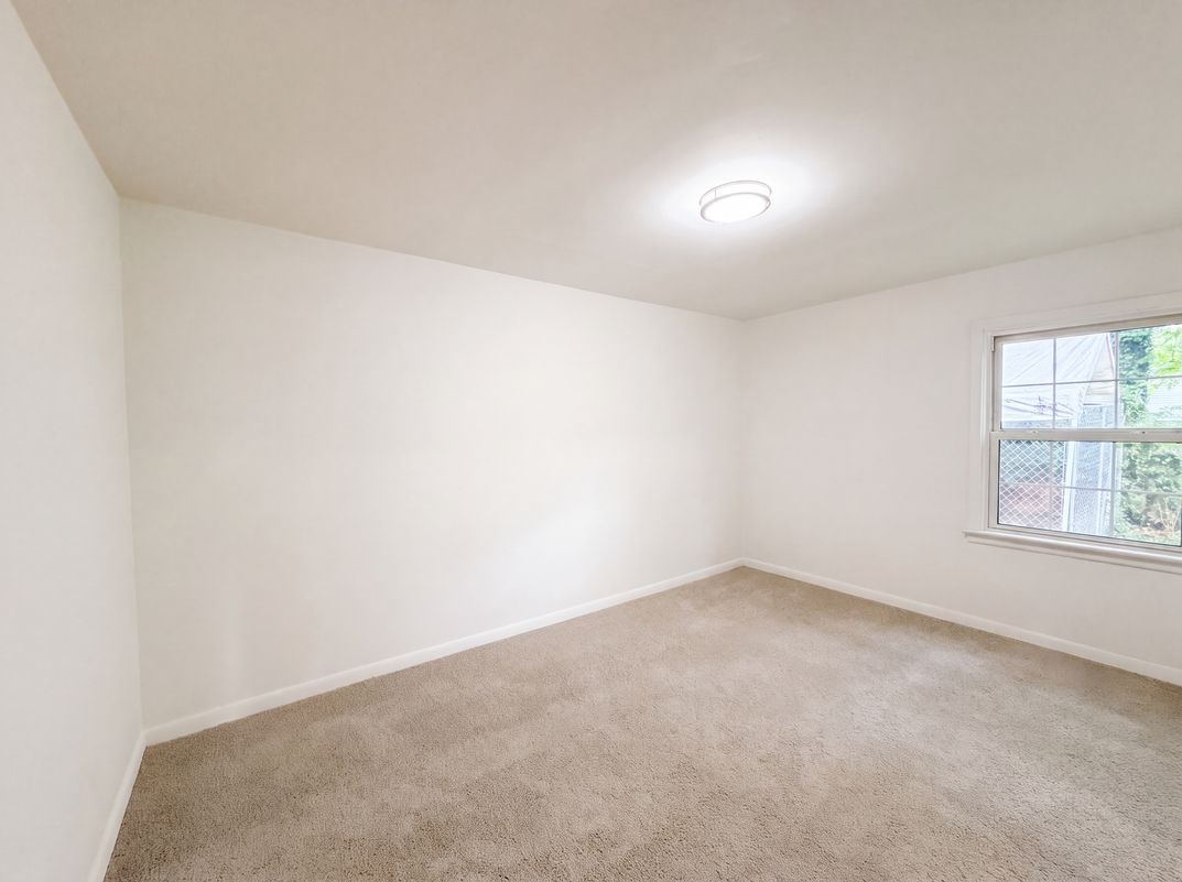 Photo 8 of 21 of 925 Woodcrest Ln, Hazelwood, MO