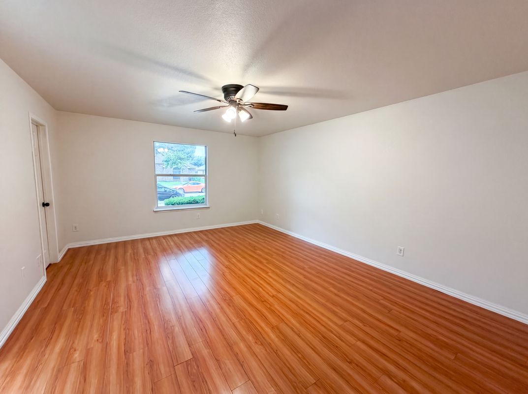 Photo 13 of 19 of 111 Forest Park Ln, Red Oak, TX
