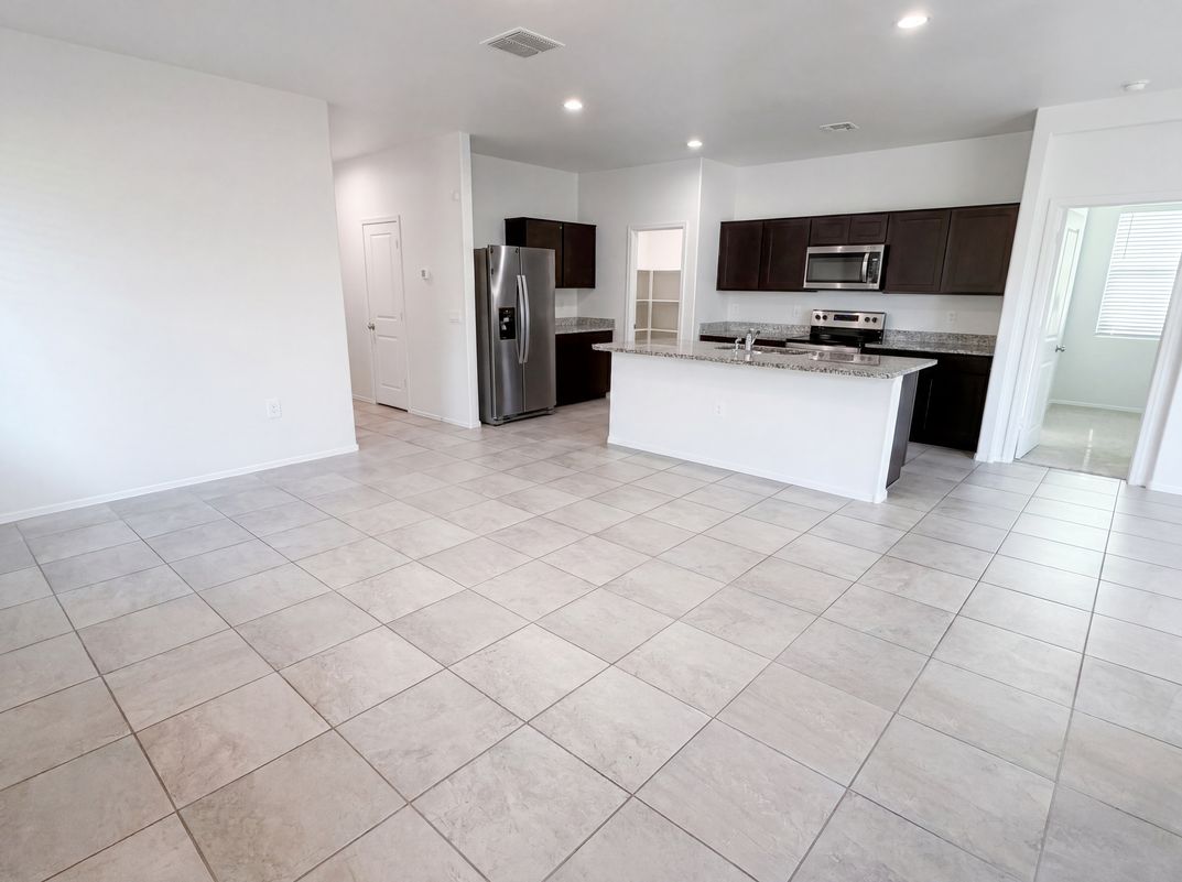 Property photo 3 of 18616 W Desert Hollow Dr