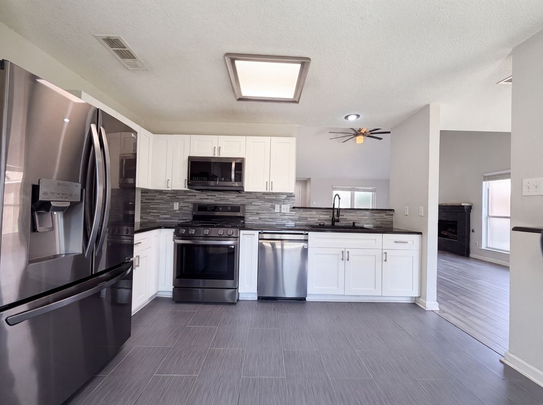 Photo 6 of 19 of 2831 Red Oak Dr, Grand Prairie, TX