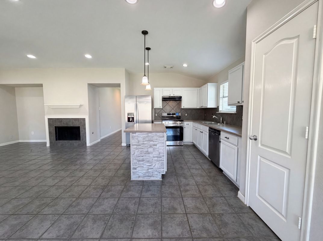 Photo 14 of 19 of 19822 Rippling Brook Ln, Tomball, TX