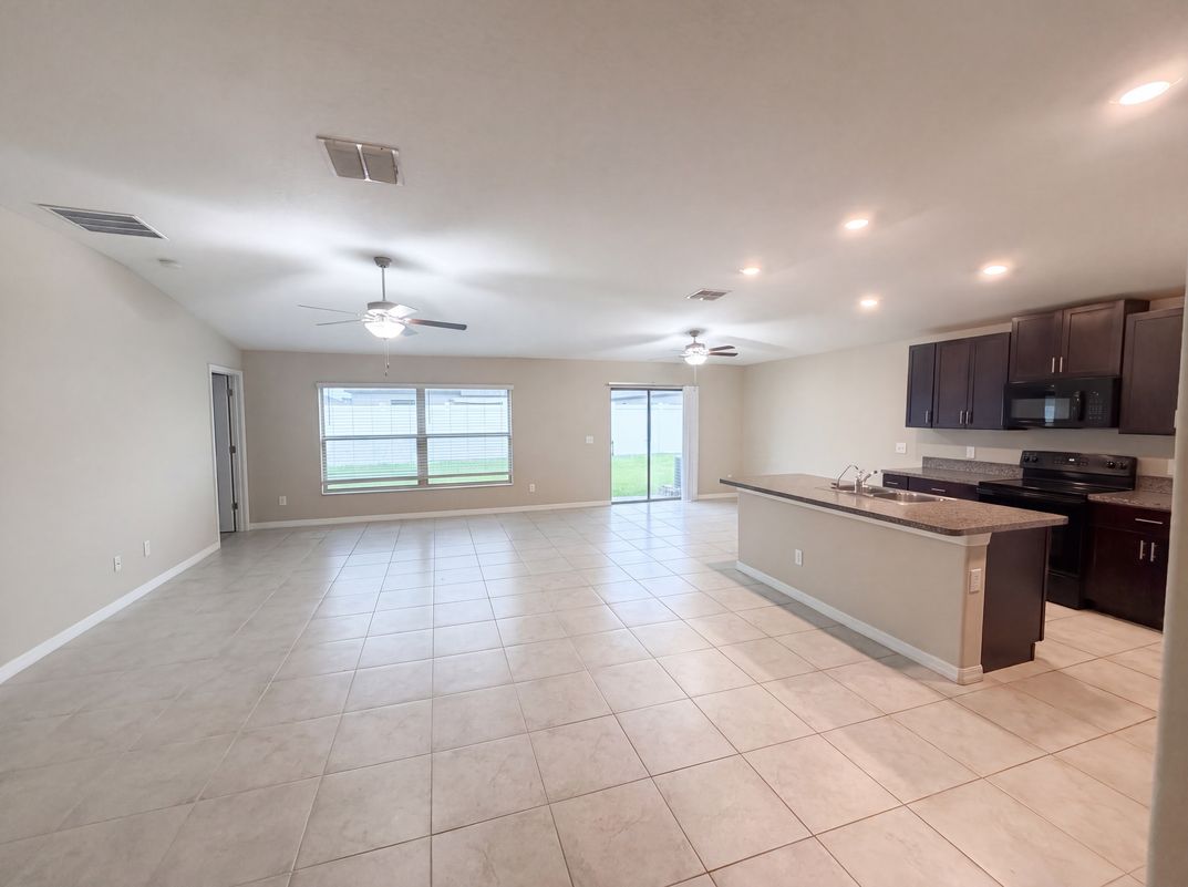 Photo 3 of 35 of 39693 Harvest Creek Ln, Zephyrhills, FL