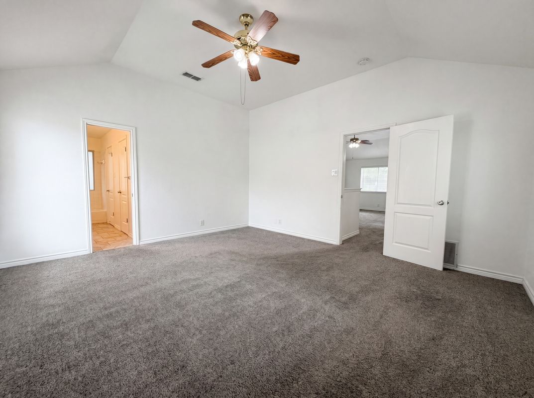 Photo 7 of 18 of 8423 Berry Knoll Dr, Universal City, TX