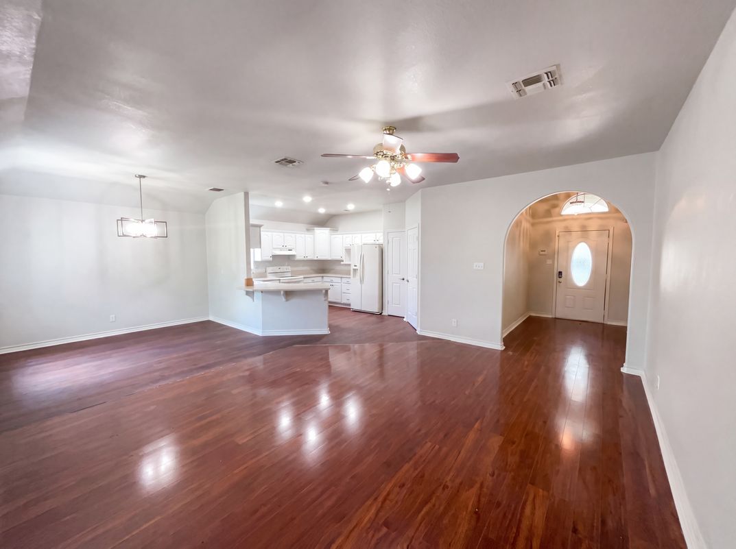 Photo 3 of 22 of 2106 Geneva St, Castroville, TX