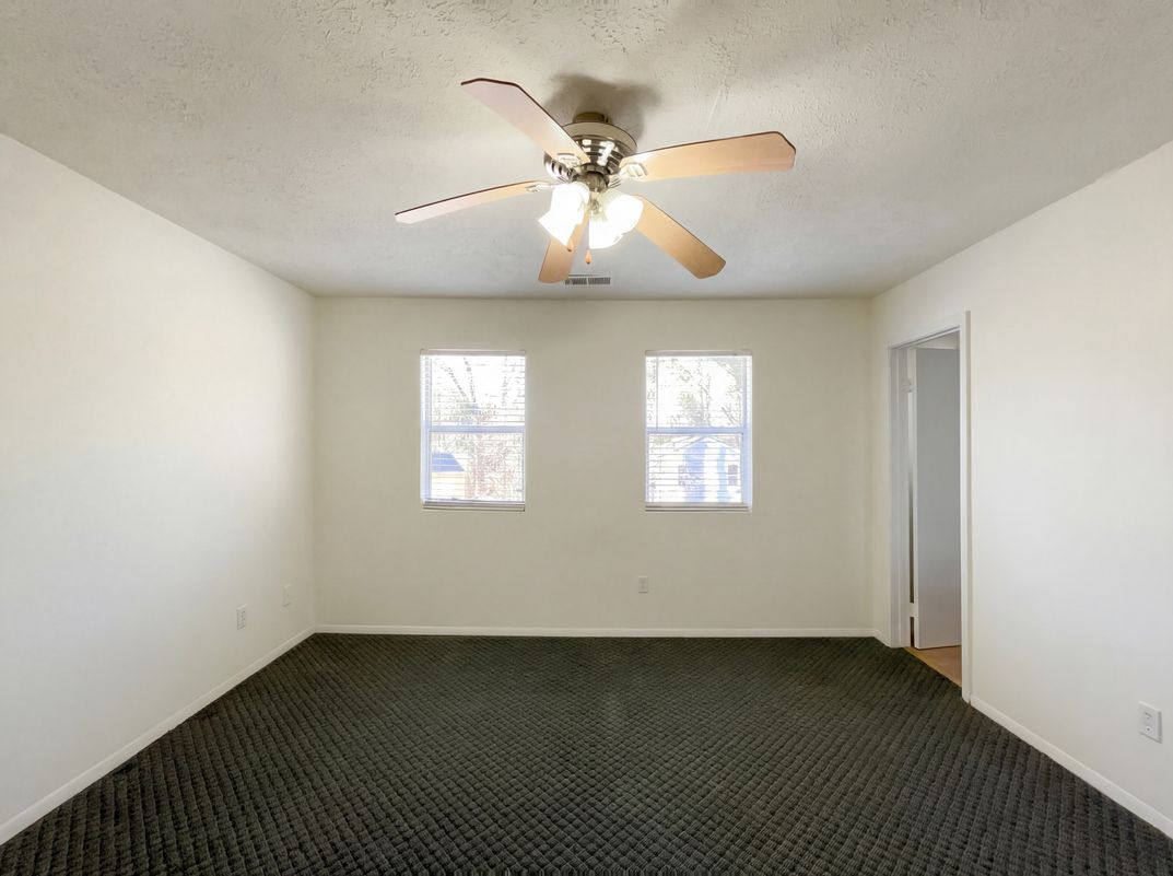 Photo 4 of 31 of 5328 Ridge Forest Dr, Stone Mountain, GA