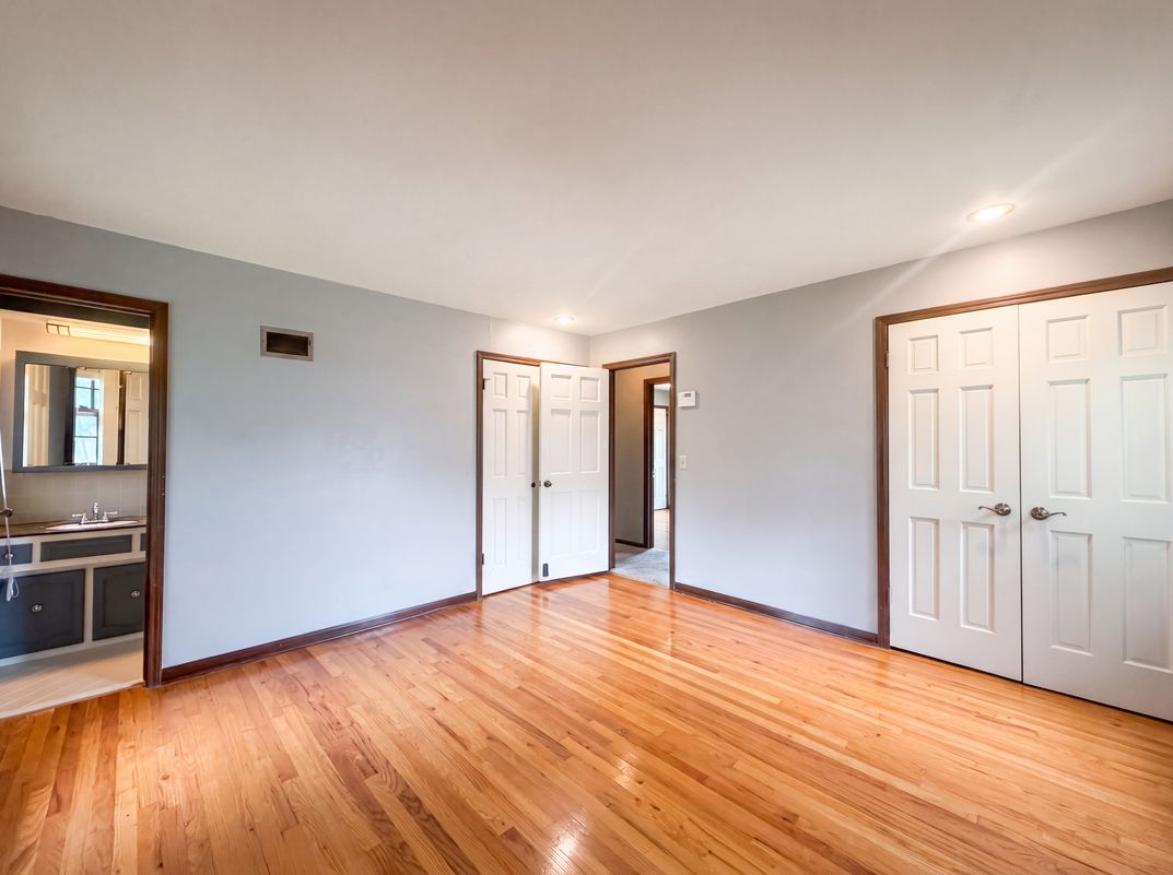 Photo 16 of 27 of 6916 N Overland Dr, Kansas City, MO