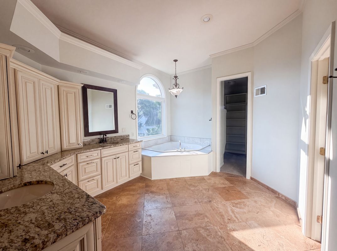 Photo 19 of 34 of 6003 N Cosby Ct, Kansas City, MO