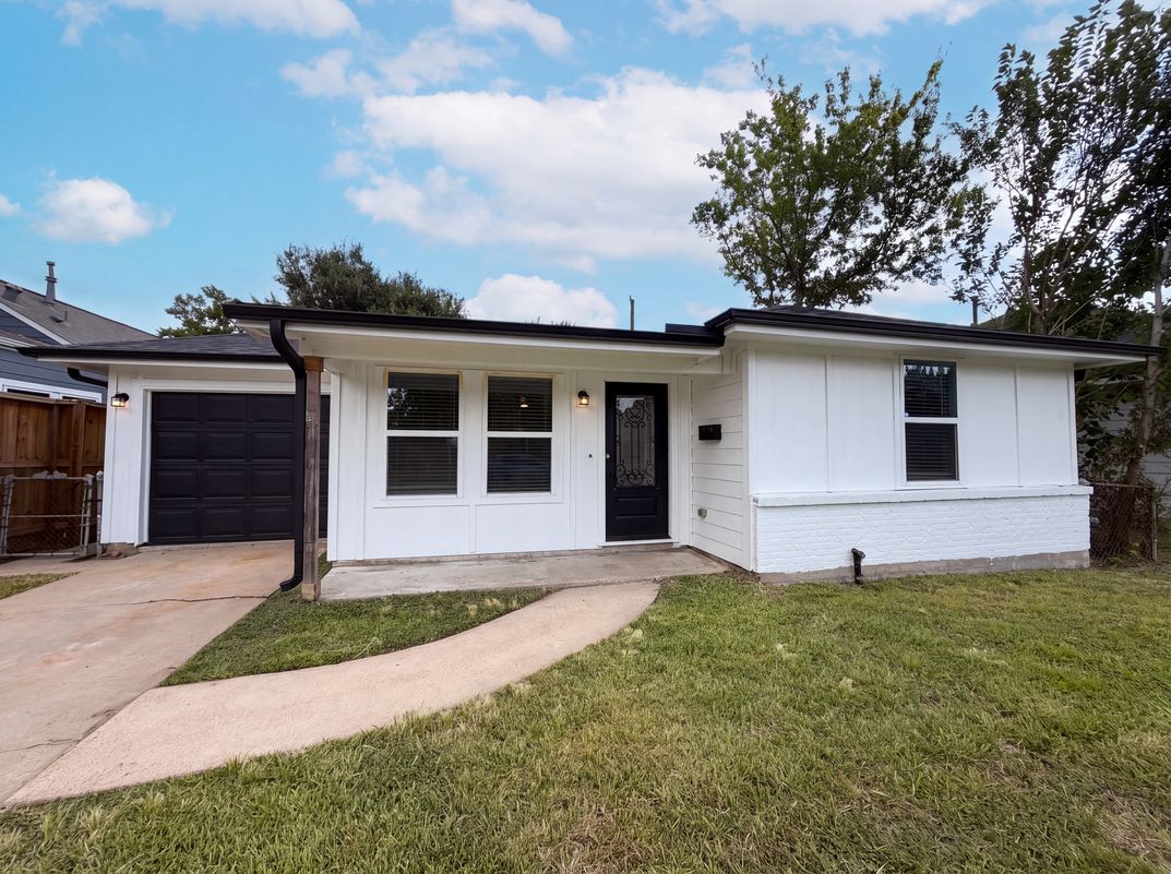Photo 15 of 17 of 3457 Mainer St, Houston, TX