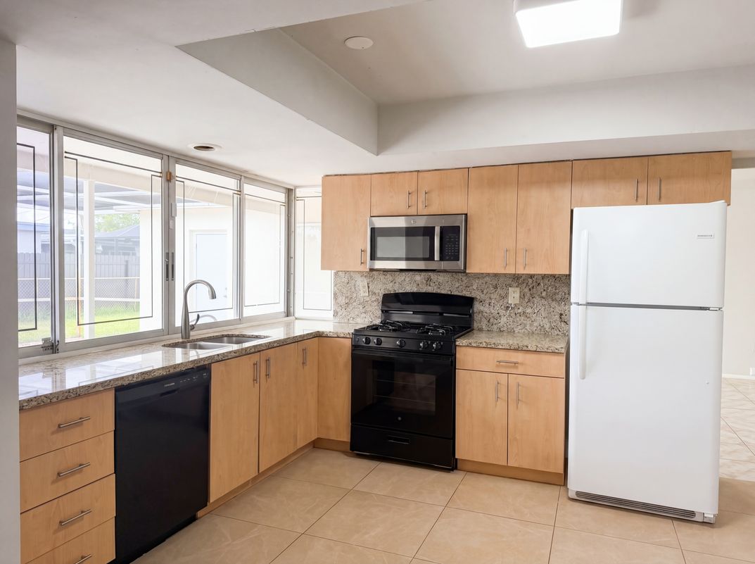 Photo 10 of 25 of 7141 Harbour Blvd, Miramar, FL