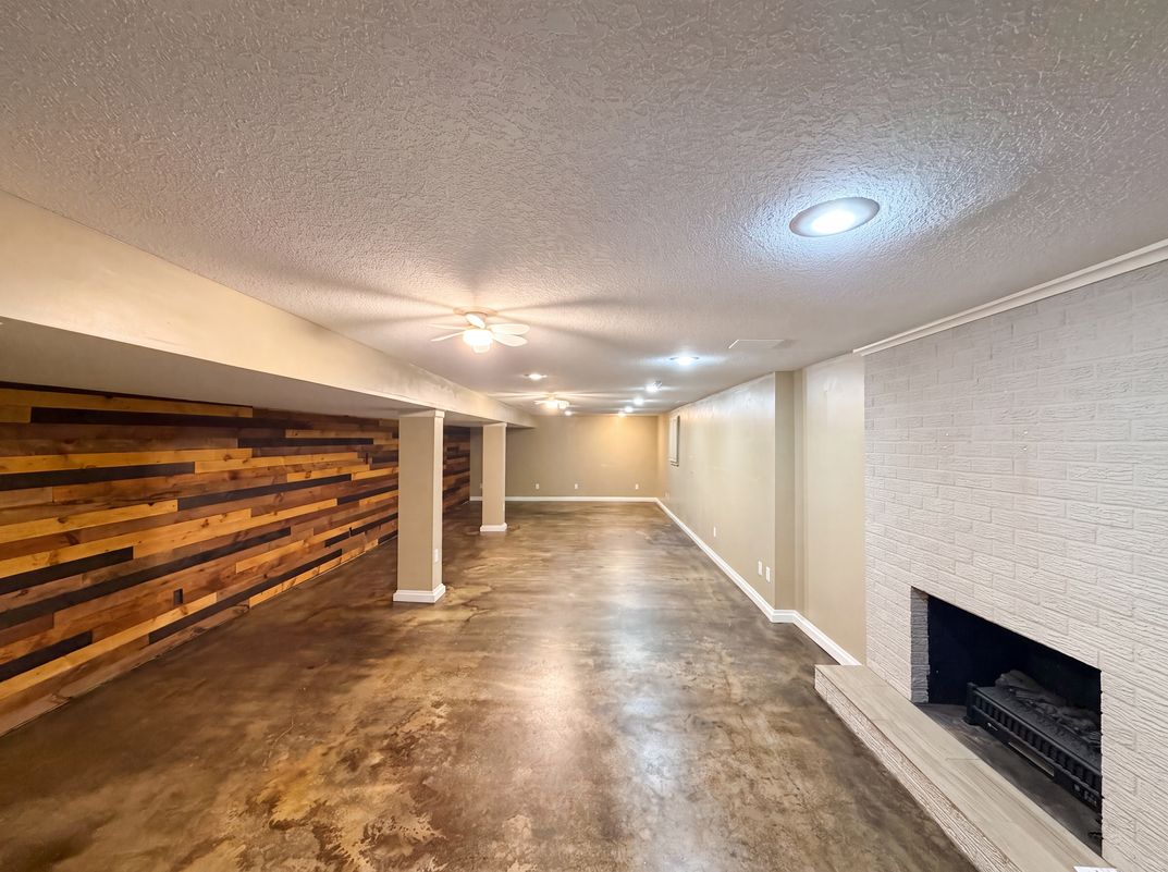 Photo 16 of 23 of 4321 NW Briarcliff Ln, Kansas City, MO