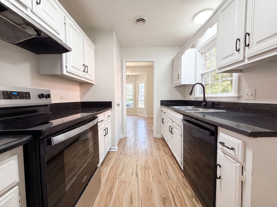 Property photo 2 of 1109 Mary Evelyn Ct